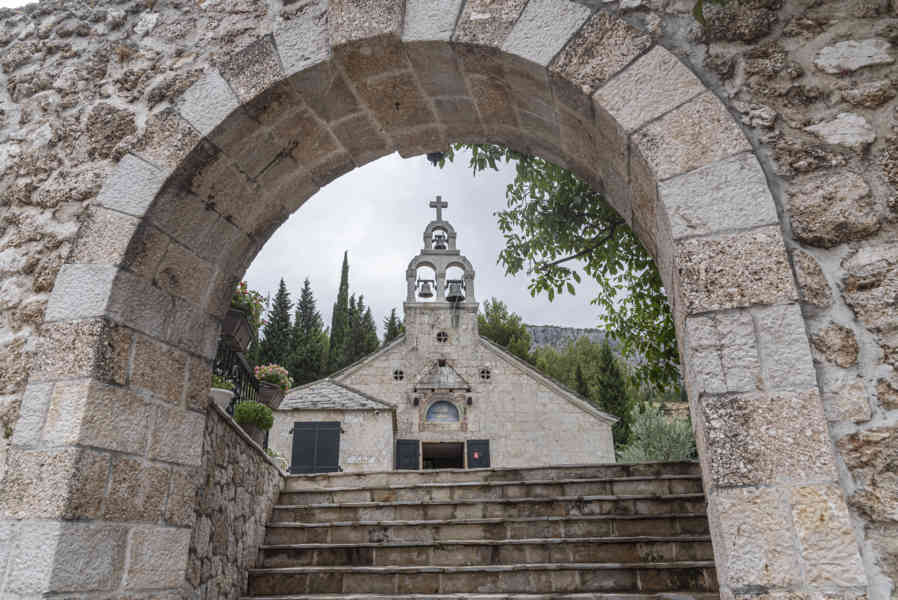 Bosnia y Herzegovina - Mostar 33 - iglesia ortodoxa de la Natividad de la Virgen María